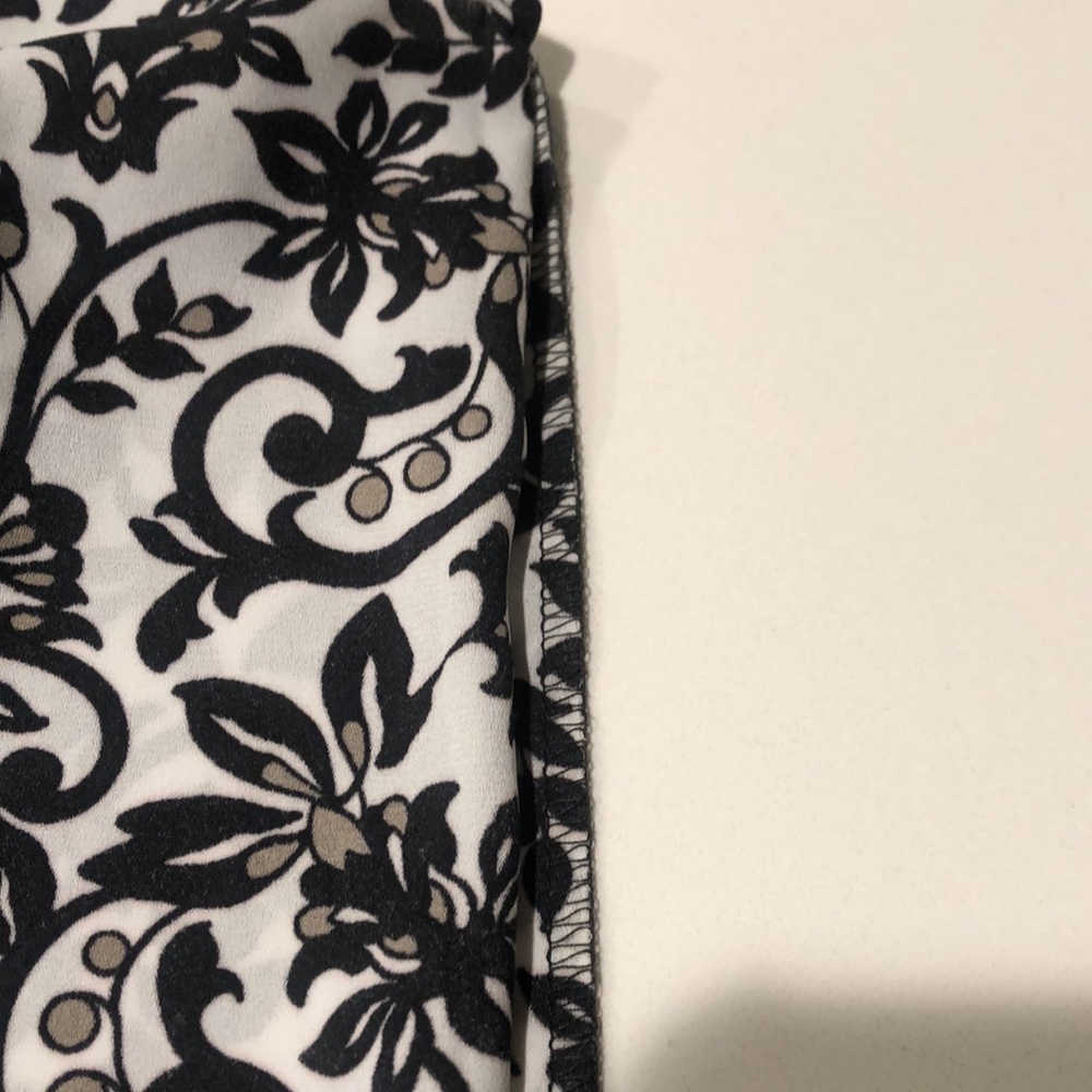 THE LOFT (EUC) Sleeveless Blouse Black&White Floral Design. Comfortable! Size SP - Picture 9 of 10